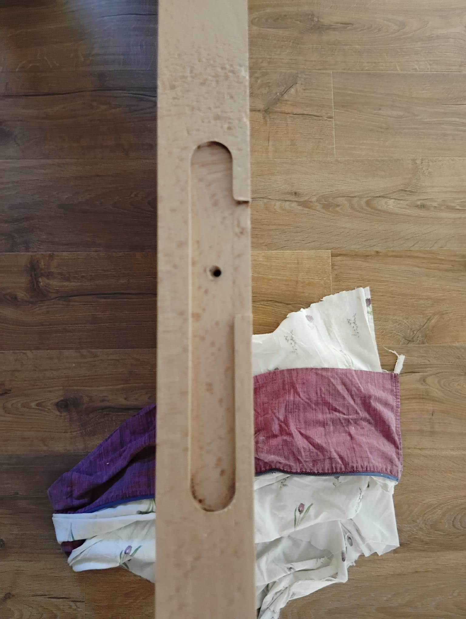 Entaille de paumelle terminée dans le chant d'une porte en hêtre, avec son perçage de vis