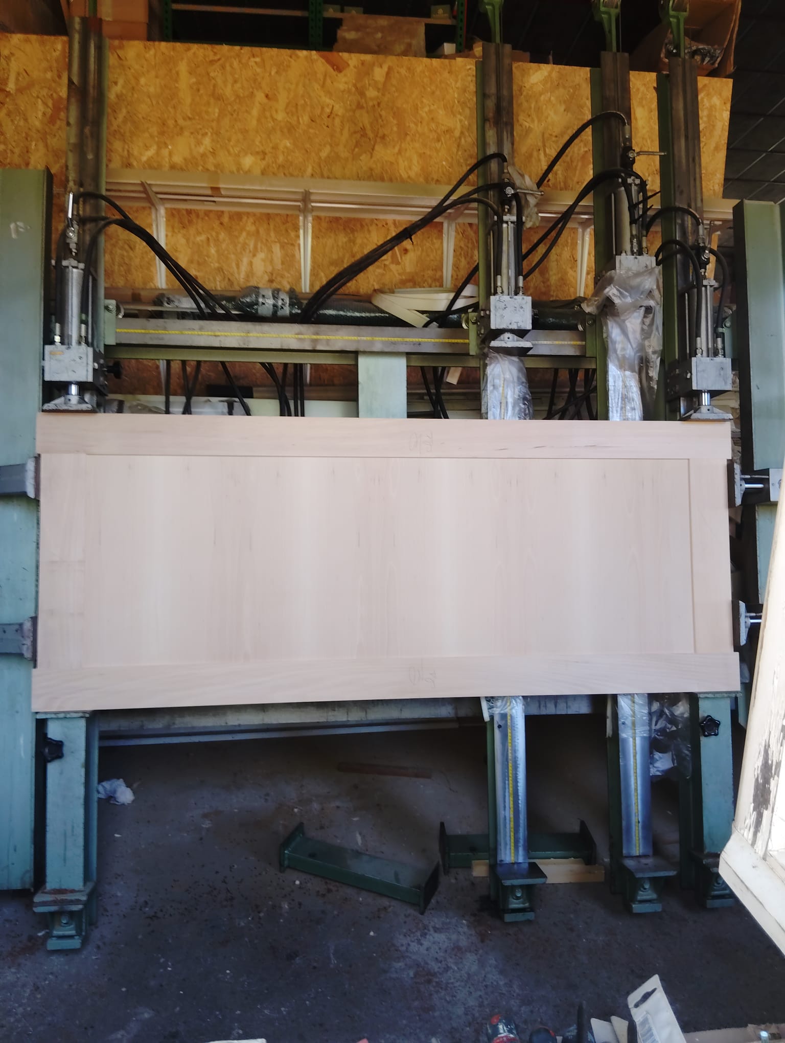 Porte en hêtre serrée d'équerre sur la cadreuse hydraulique avant chevillage