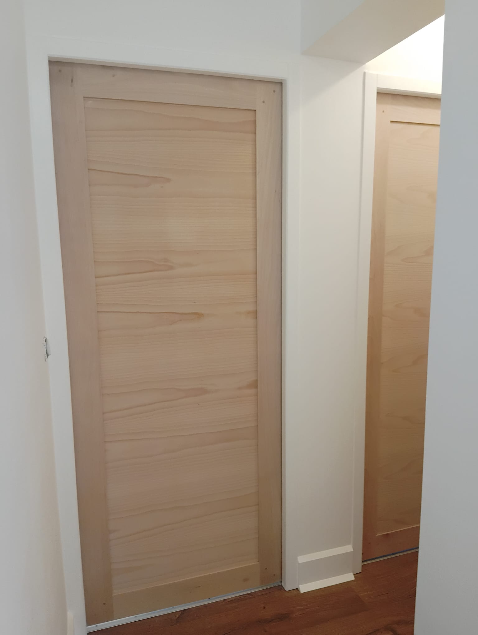 Deux portes en hêtre posées dans leurs huisseries d'origine repeintes en blanc